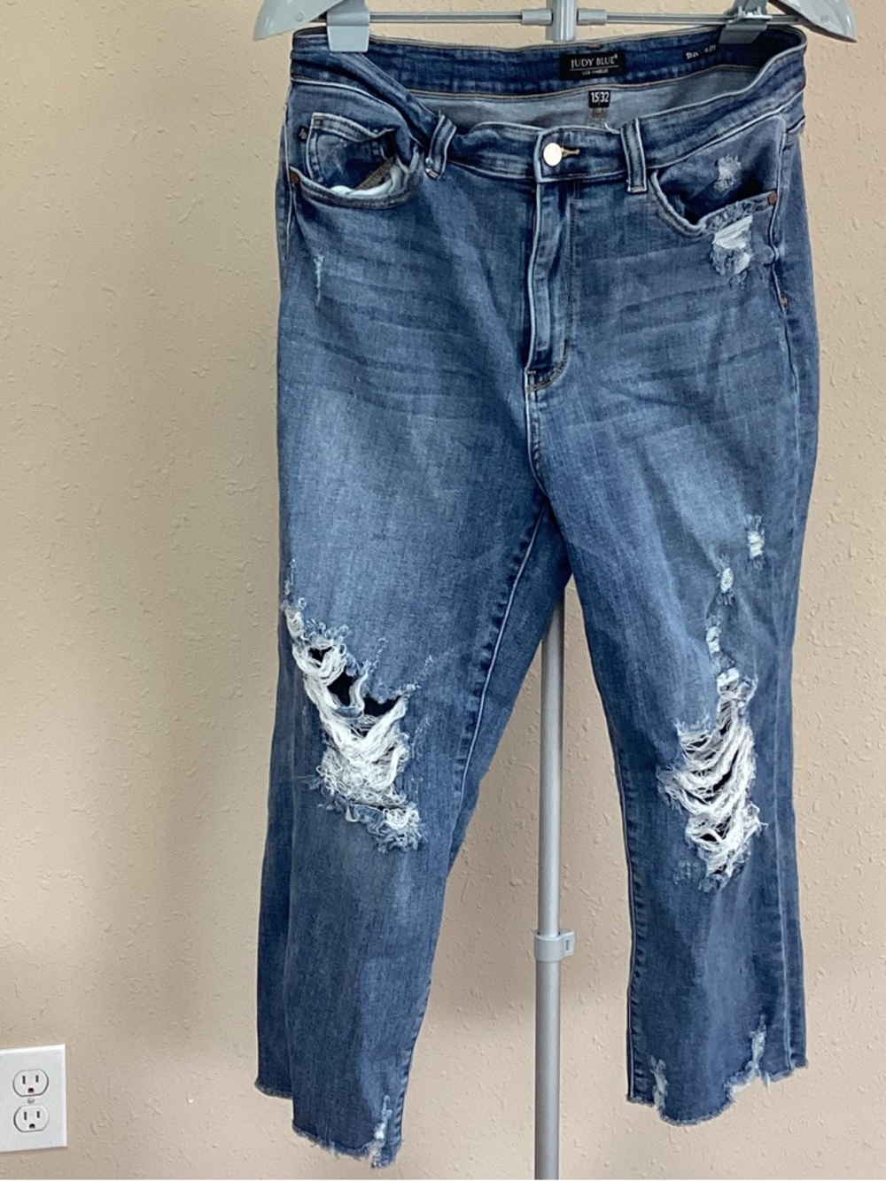 Judy Blue Medium Blue Distressed Cropped Jeans